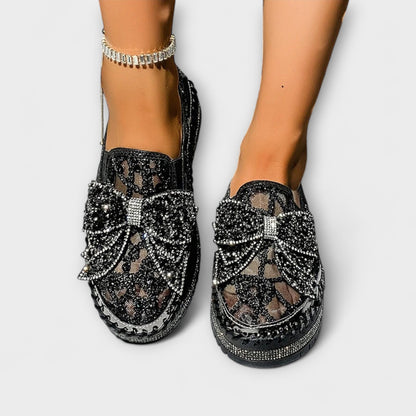 Rue – Klassische Schuhe mit Steinverzierung