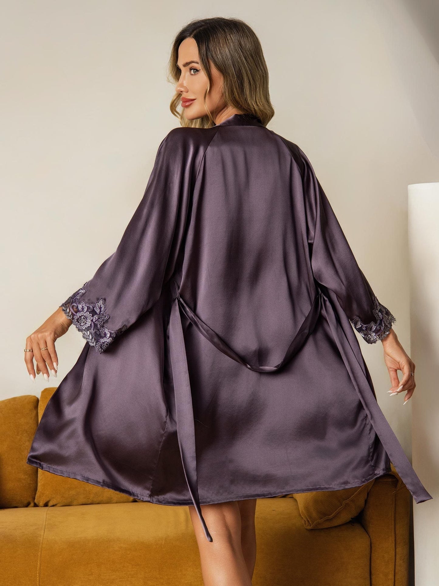 Elegant gewaad en camisole set van pure zijde met kanten rand 3-delig