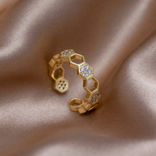 Gouden en kristallen bijenring