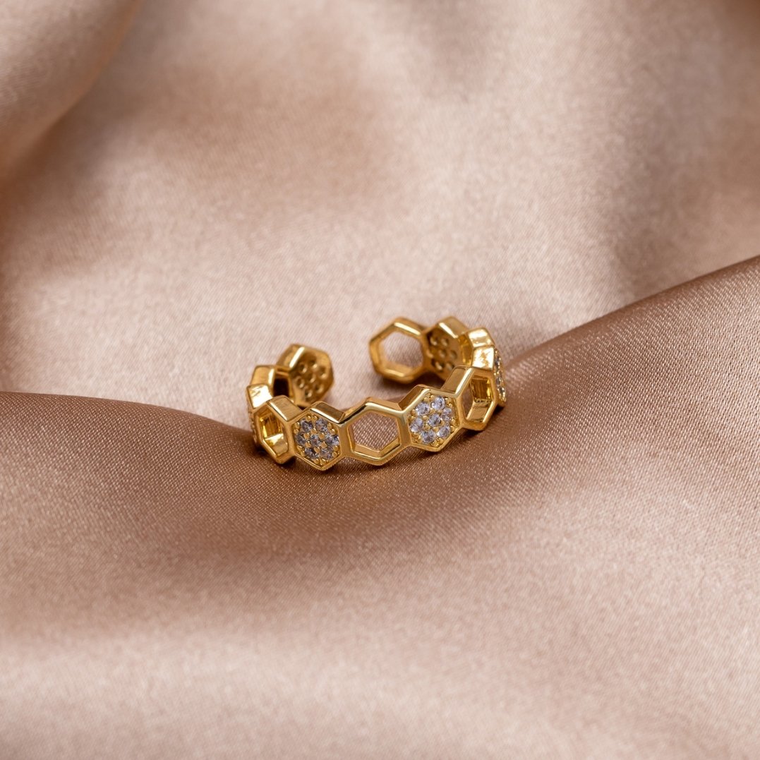 Gouden honingraatring met kristal