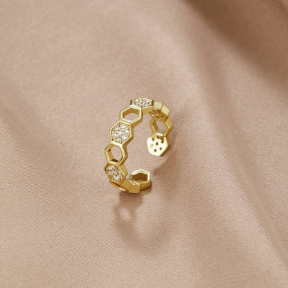 Gouden honingraatring met kristal