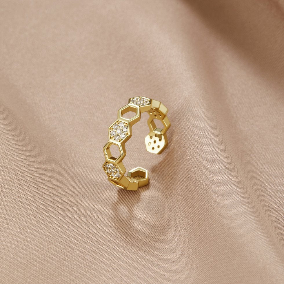 Gouden en kristallen bijenring