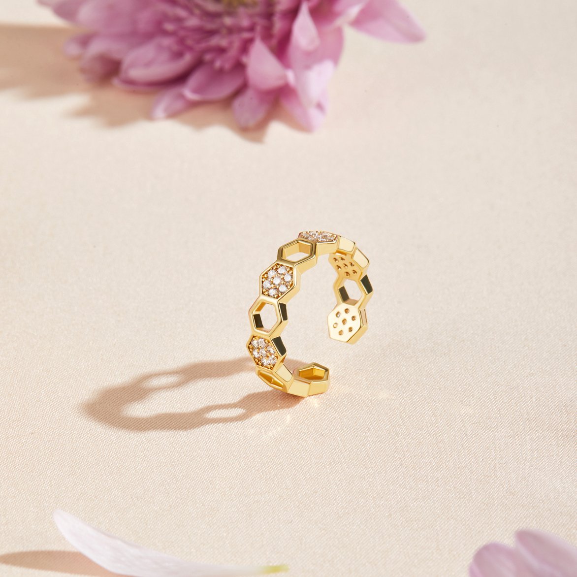 Gouden en kristallen bijenring