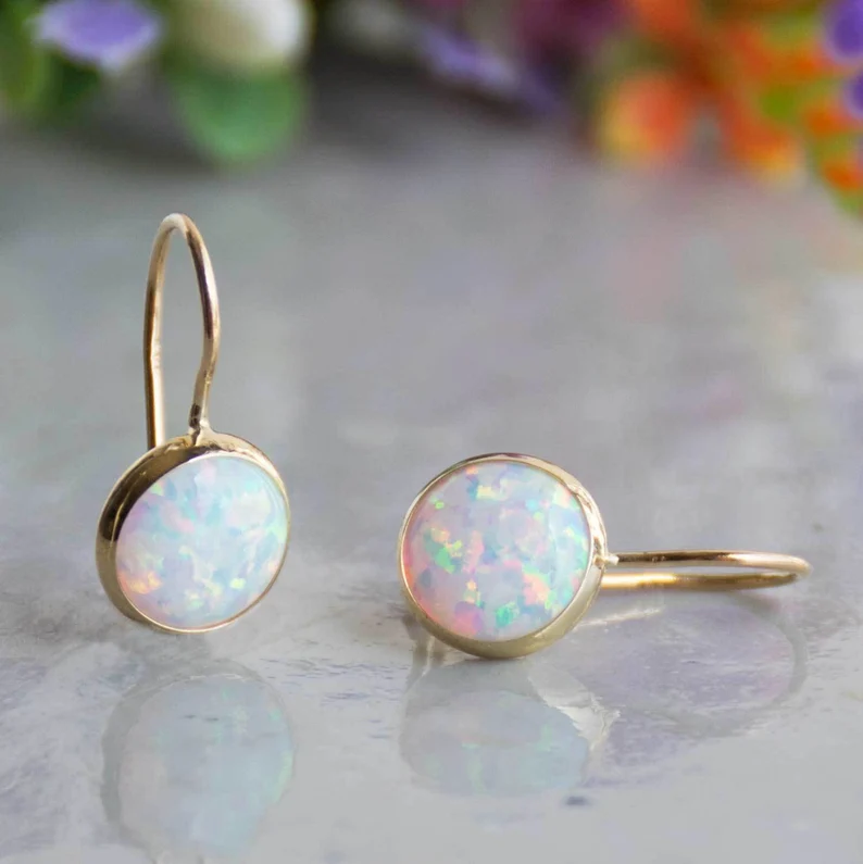 Vintage gouden oorbellen met opaal