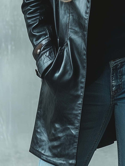 Damen Vintage-Leder­mantel in mittlerer Länge mit Fellkragen und Reißverschluss