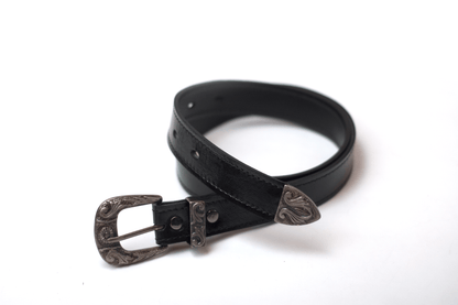 Glänzender schwarzer Lackledergürtel