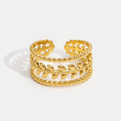 Marissa Ring met gouden bladeren in laagjes