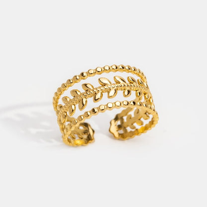 Marissa Ring met gouden bladeren in laagjes