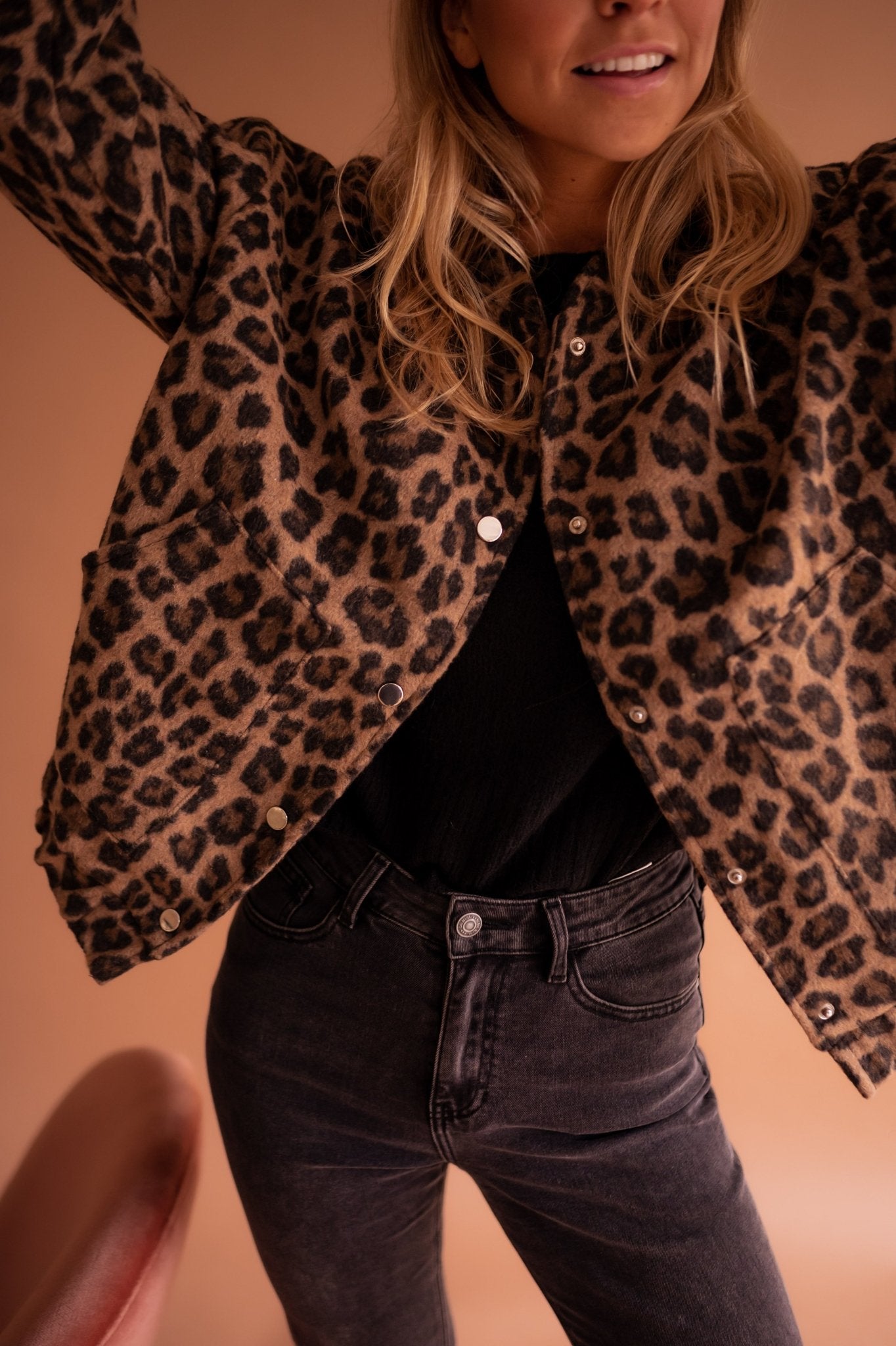 THARAH - Trendy jack met luipaardprint