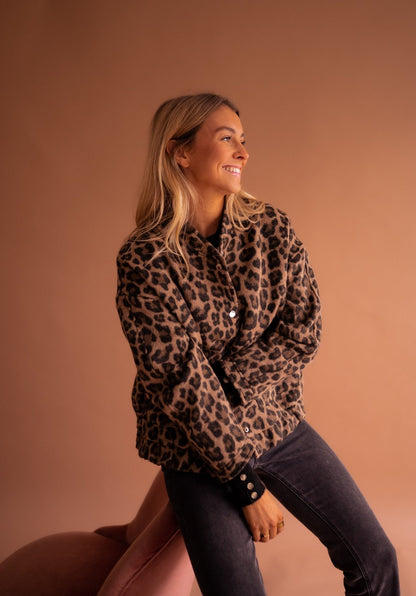 THARAH - Trendy jack met luipaardprint
