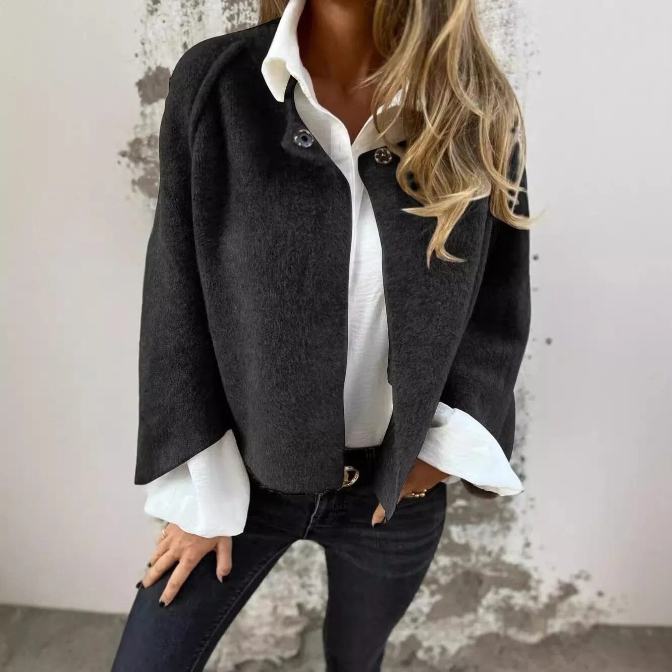 Luna - Stijlvolle korte bontjas met elegante knoopdetails