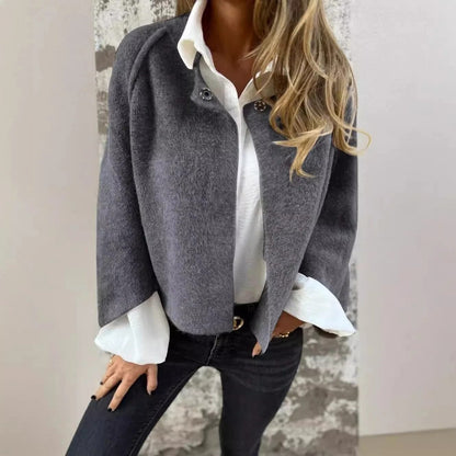 Luna - Stijlvolle korte bontjas met elegante knoopdetails