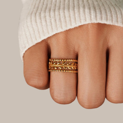 Marissa Ring met gouden bladeren in laagjes