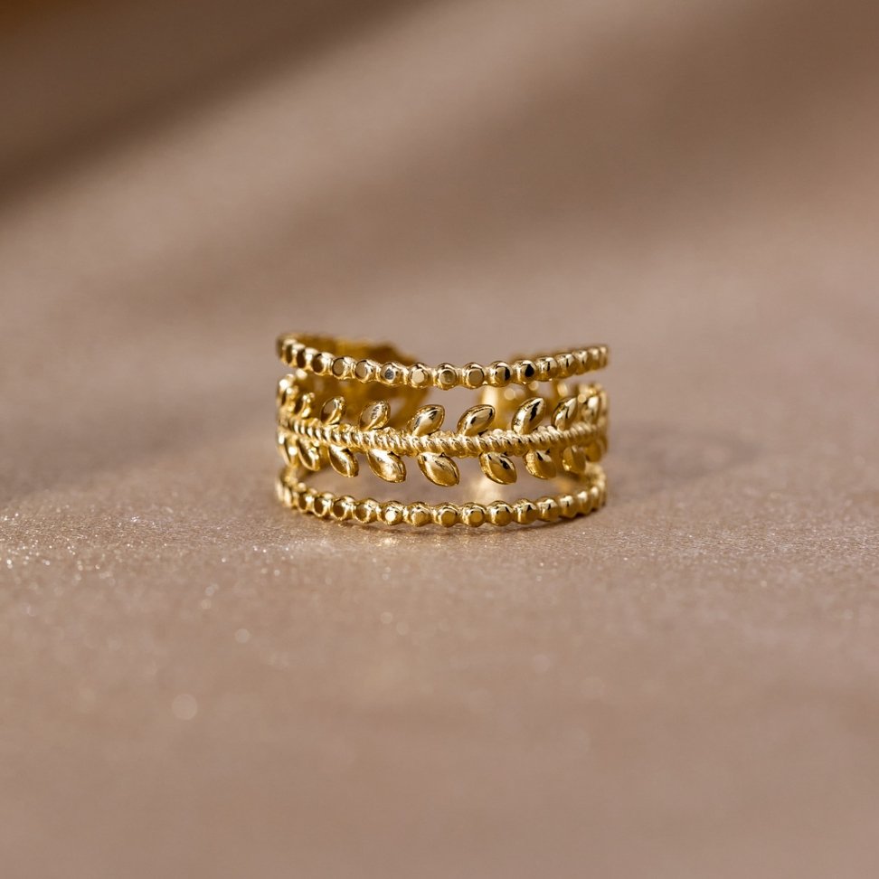 Marissa Ring met gouden bladeren in laagjes