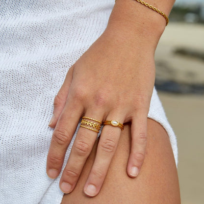 Marissa Ring met gouden bladeren in laagjes