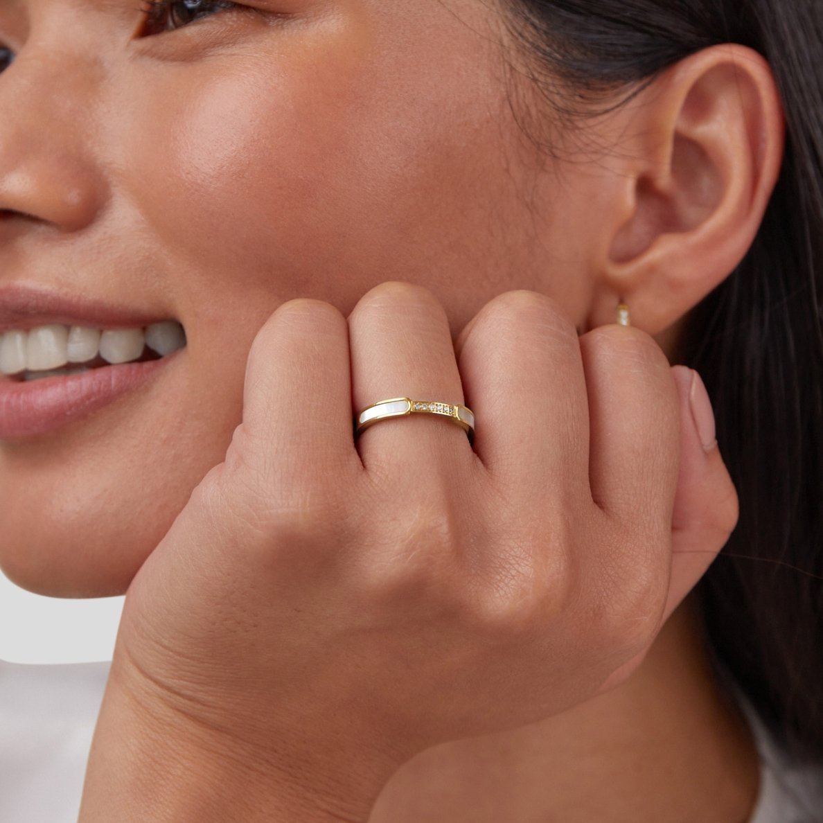 Bague en nacre et cristal