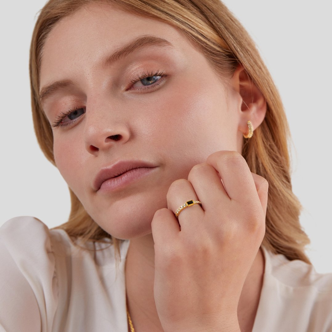 Ring met zwarte onyx en kristal