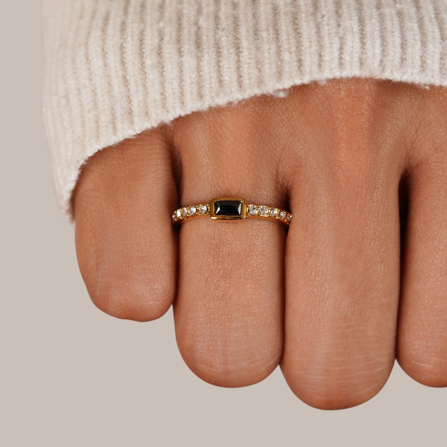 Ring met zwarte onyx en kristal