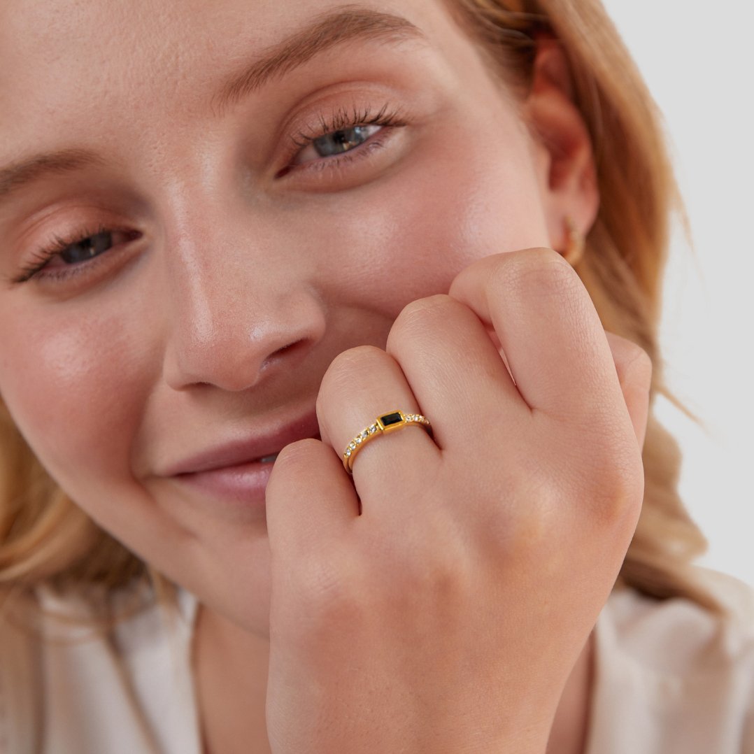 Ring met zwarte onyx en kristal