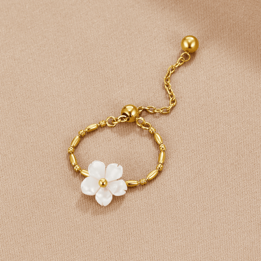 Bague fleur en perle blanche