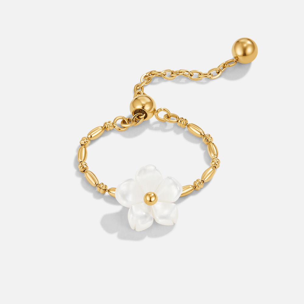 Bague fleur en perle blanche
