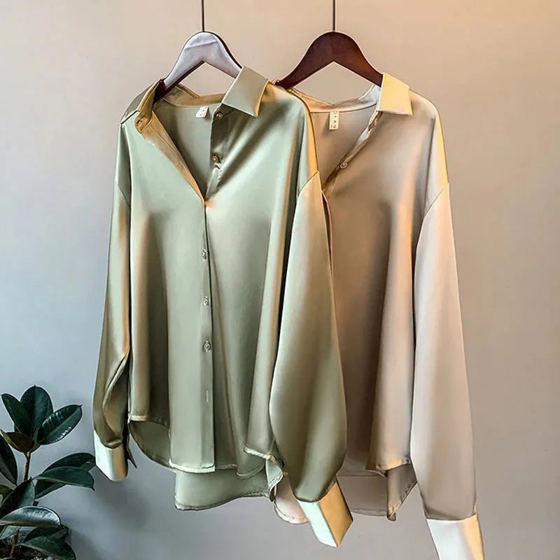 Lily™ | Luxe satijnen doorknoopblouse