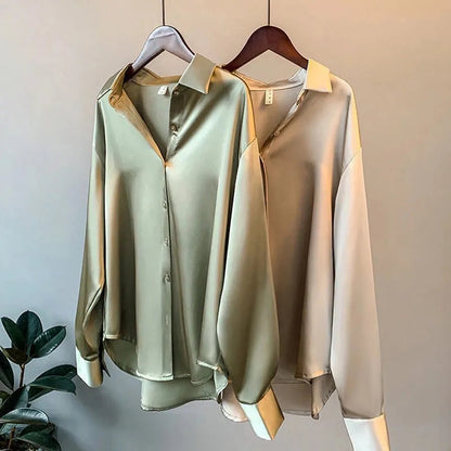 Lily™ | Luxe satijnen doorknoopblouse