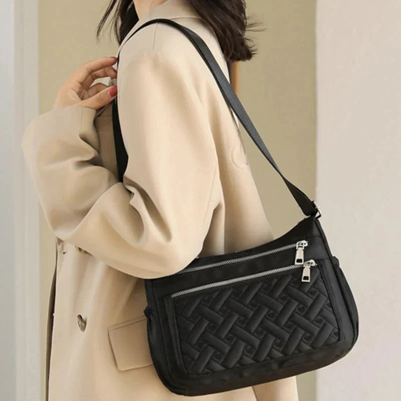 Quynh - Nylon Schultertasche