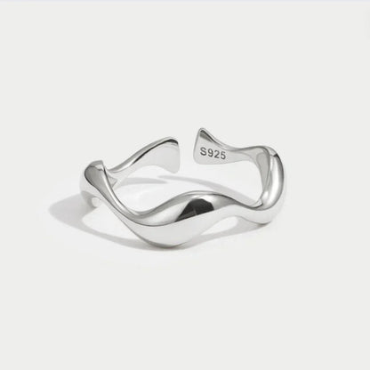 Nola™ | Wellenförmiger Minimalistischer Ring