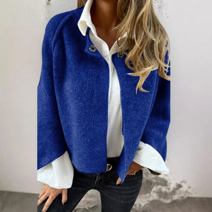 Luna - Stijlvolle korte bontjas met elegante knoopdetails