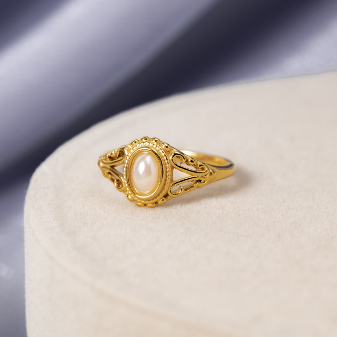 Bague vintage en perles royales