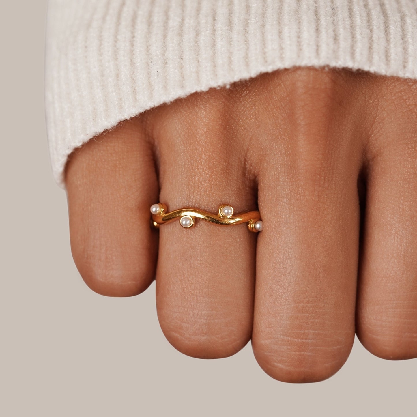 Gegolfde gouden ring met parels