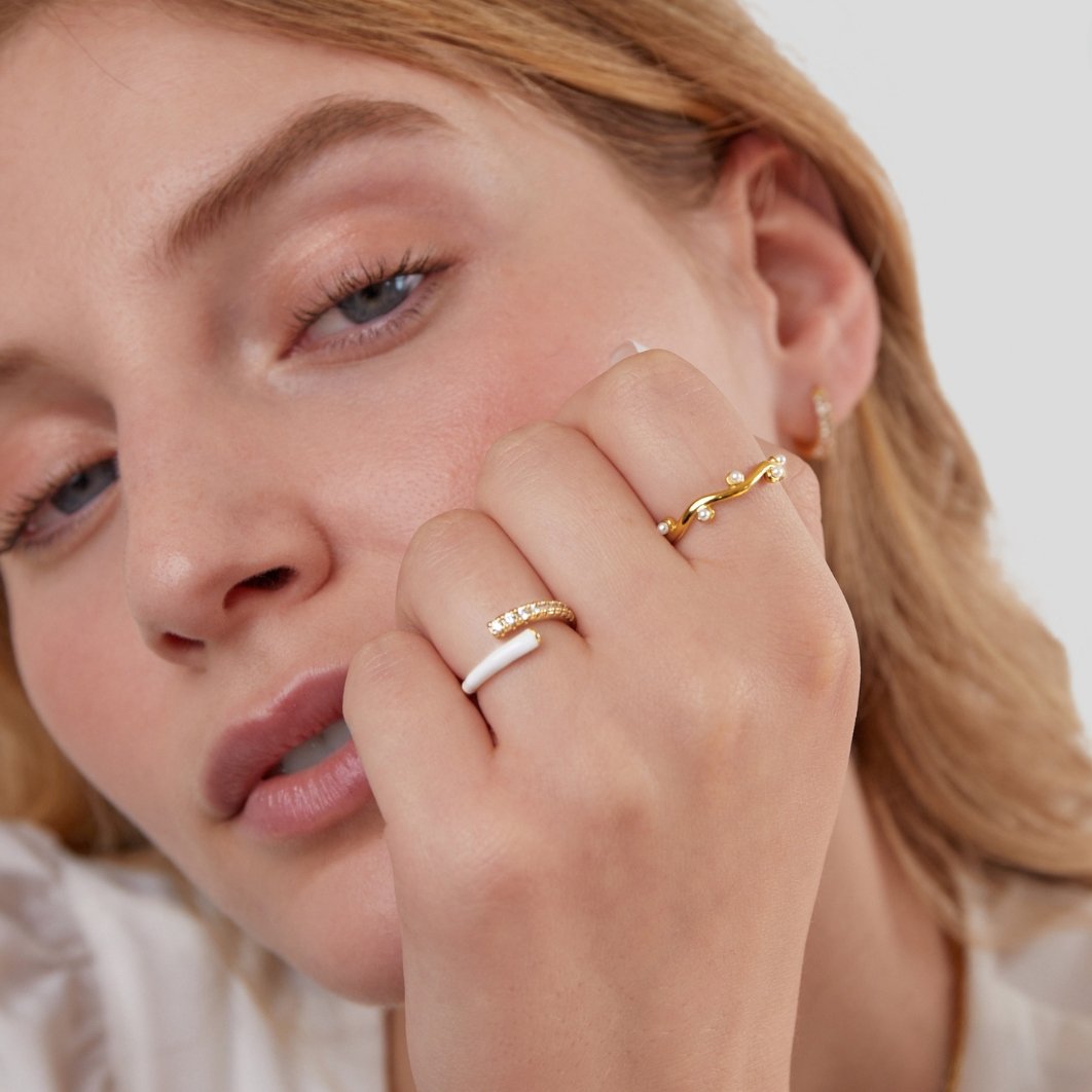 Gegolfde gouden ring met parels