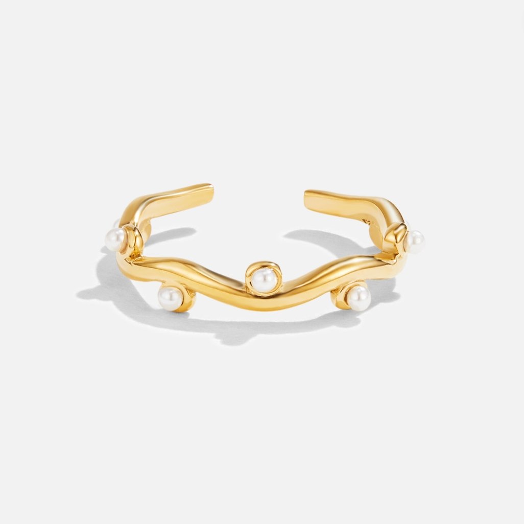 Gegolfde gouden ring met parels