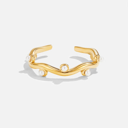 Gegolfde gouden ring met parels
