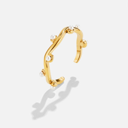 Gegolfde gouden ring met parels